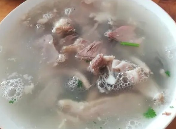 <b>在美食的世界裏，羊湯以其獨特的口感和(hé)營養價值深受人(rén)們喜愛(ài)。為(wèi)了滿足市場(chǎng)對羊湯專業人(rén)才的需求，羊湯培訓學校(xiào)應運而生(shēng)，緻力于培養具備專業技(jì)能和(hé)創新精神的羊湯制(zhì)作(zuò)人(rén)才。</b>